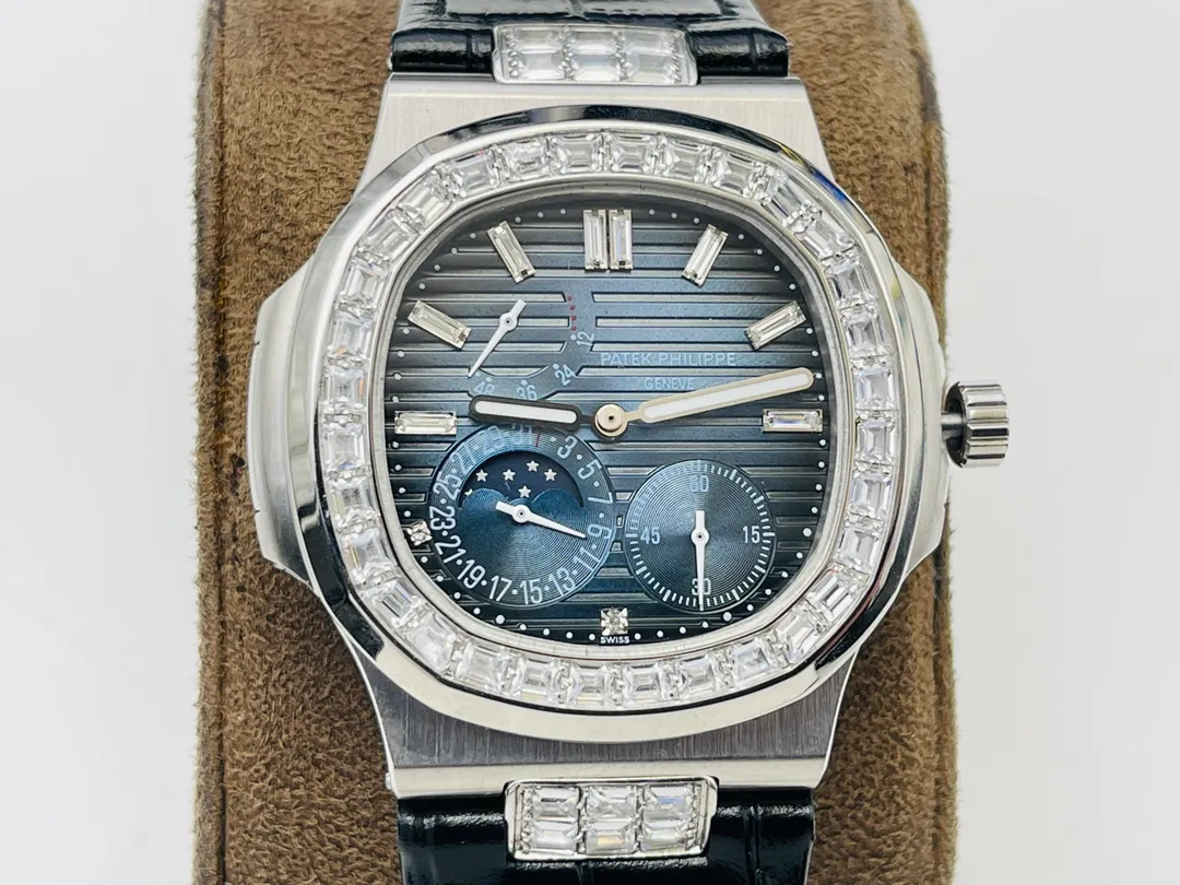 【Top Replica】💰5300! Patek Philippe [PFF Factory2022 Wall Crack Recommendation] The highest version on the market V5 upgraded ultra-thin version [The highest quality version on the market] Patek Philippe Patekphilippe Sports Series (Nautilus) 5724 (Domineering President) upgraded ultra-thin version of the Pearl Tuo, details: 1⃣️All functions are the same as the genuine ones (10-digit kinetic energy display, 7-digit calendar and moon phase 4-digit small second hand), with the same horizontal embossed pattern as the original, with fluorescent scales! 2⃣️Diameter 40 mm, 904L gold-plated stainless steel, sapphire glass mirror. 3⃣️The outer diamonds of models 5722 and 5724 are Swarovski diamonds, which are transparent and shiny, with extraordinary temperament. As close to the original as possible within the current state of the art, this watch is ready for all occasions! PFF Factory’s ingenious work welcomes your appreciation! (Buy now and get a PFF factory-customized version of a business pen for free, so that you can face any challenge calmly with full taste and style)